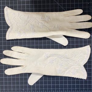 VINTAGE Ivory beaded gloves, S